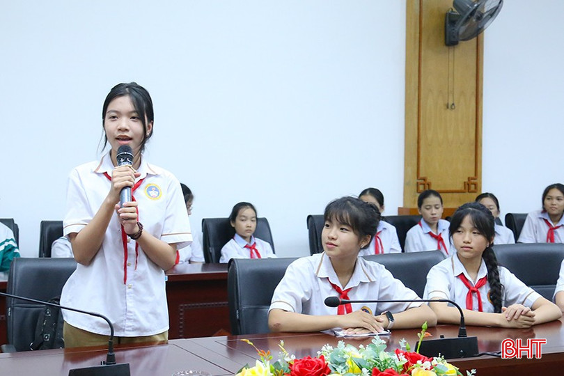 Việc sử dụng thiết bị di động trong trường học nhận được nhiều sự quan tâm của các em. img-6041-2483.jpg