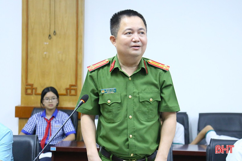 Phó trưởng Công an TP Hà Tĩnh Bùi Đức Thuận thông tin về vấn đề an toàn giao thông học đường. img-6096-1953.jpg