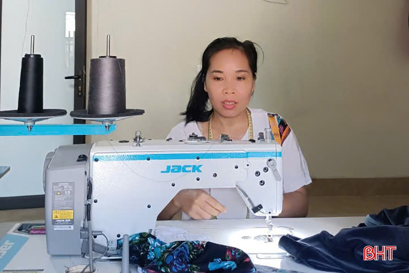 Chị Lô Thị Loan (TDP 4, phường Trần Phú) được sử dụng máy may hiện đại hơn nhờ chính sách hỗ trợ. bqbht_br_z6099197143882-094e15bf31c351a2f0c8e52a1ea4e3cb.jpg