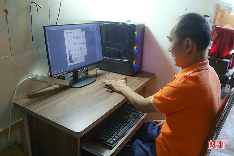 Anh Lê Quang Lĩnh tiếp cận với công nghệ thông tin nhờ bộ máy vi tính do Phòng LĐ-TB&XH TP Hà Tĩnh phối hợp với UBND phường Trần Phú trao tặng. bqbht_br_img-7490.jpg