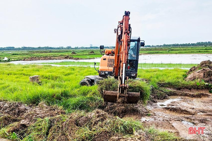 Anh Lê Văn Hà cải tạo vùng đất hoang hóa, sâu trũng trên địa bàn phường Đại Nài. z5604807259756_6b9f9edced8ec33cf8c3db3502481257.jpg