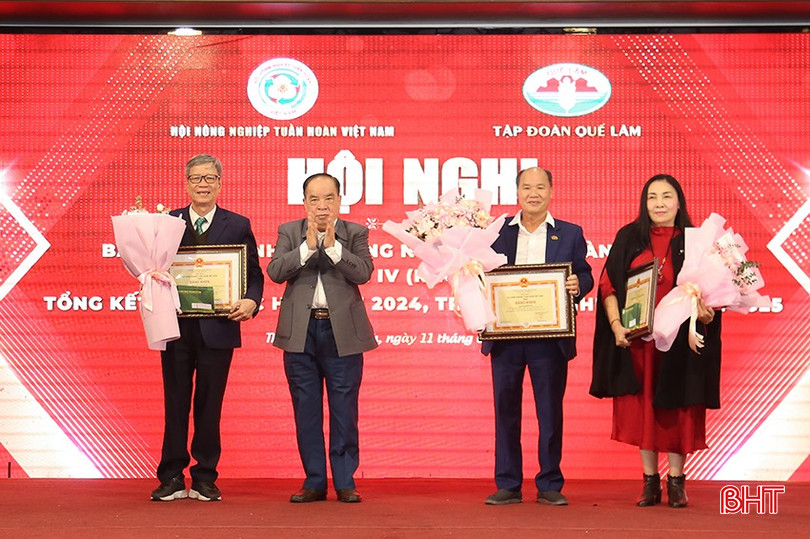 Chủ tịch HĐQT Công ty CP Tập đoàn Quế Lâm Nguyễn Hồng Lam tặng bằng khen cho các chi hội có thành tích xuất sắc trong năm 2024. bqbht_br_img-0153.jpg