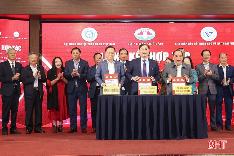 Tại hội nghị, Hội NNTH Việt Nam, Tập đoàn Quế Lâm, Liên hiệp các hội Khoa học và Kỹ thuật Việt Nam ký kết biên bản hợp tác về phát triển NNHC – KTTH. bqbht_br_img-0174.jpg