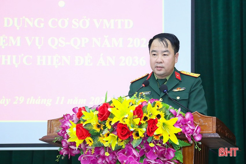 Thượng tá Nguyễn Tiến Đông - Phó Bí thư Đảng ủy Quân sự, Phó Trưởng ban Thường trực Ban Chỉ đạo XDCS thành phố trình bày báo cáo tóm tắt kết quả thực hiện nhiệm vụ xây dựng cơ sở vững mạnh toàn diện năm 2024 và phương hướng, nhiệm vụ năm 2025. bqbht_br_img-6940.jpg