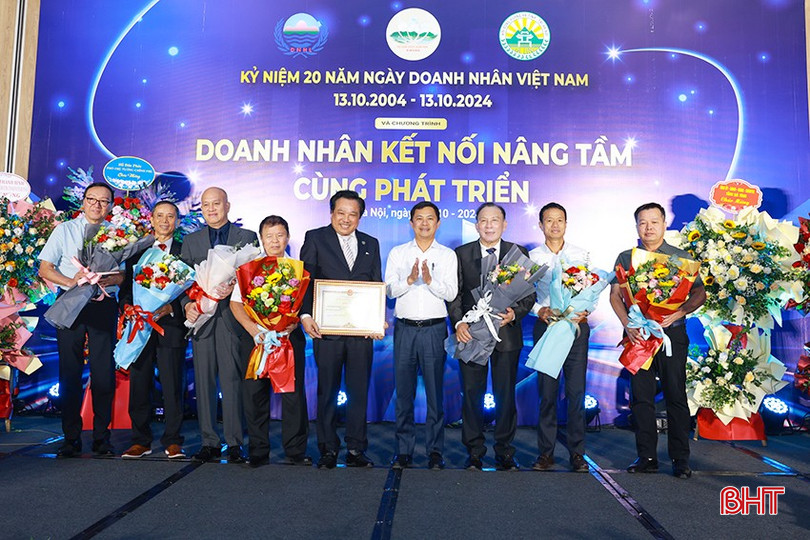 Phó Chủ tịch UBND tỉnh Hà Tĩnh Lê Ngọc Châu trao bằng khen của Chủ tịch UBND tỉnh Hà Tĩnh cho Hội Doanh nghiệp, doanh nhân Hà Tĩnh tại Hà Nội. 2f9a1948-2897.jpg