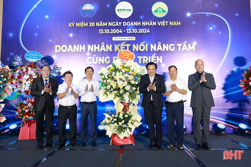 Phó Chủ tịch UBND tỉnh Hà Tĩnh Lê Ngọc Châu tặng hoa chúc mừng nhân kỷ niệm 20 năm ngày Doanh nhân Việt Nam. 2f9a2011-4848.jpg