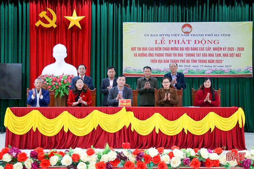 Đại diện các tổ chức thành viên MTTQ thành phố, đại diện MTTQ các xã phường, Ban Công tác Mặt trận các thôn, tổ dân phố trên địa bàn thành phố đã ký kết giao ước thi đua. bqbht_br_img-9983.jpg