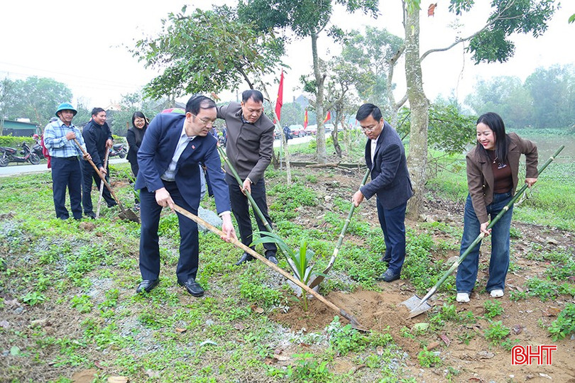 Các đại biểu và đông đảo bà con nhân dân thôn Thượng Hải đã tham gia trồng 100 cây dừa. bqbht_br_img-0029.jpg
