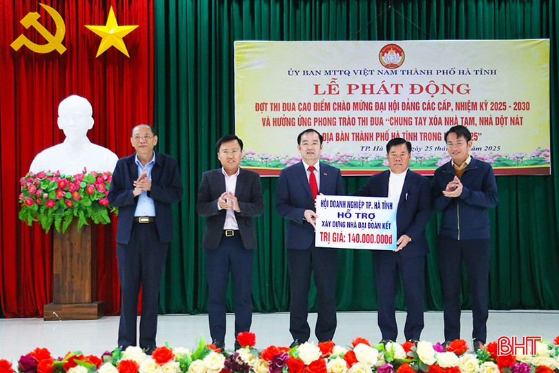 Lãnh đạo TP Hà Tĩnh nhận biểu trưng hỗ trợ xây dựng nhà đại đoàn kết do Hội Doanh nghiệp TP Hà Tĩnh trao tặng. bqbht_br_img-9967.jpg