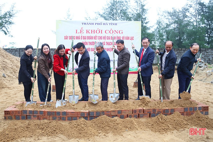 Các đại biểu trao biểu trưng và tham gia lễ động thổ xây dựng nhà đại đoàn kết cho gia đình ông Võ Văn Lạc, thôn Thượng Hải, xã Thạch Hải. bqbht_br_img-0002.jpg
