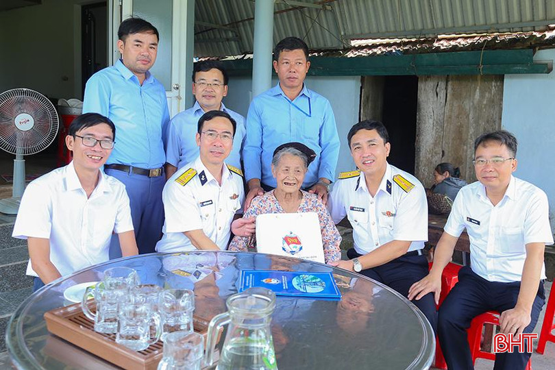 Đoàn thăm hỏi, tặng quà, động viên mẹ Đào Thị Chìu (SN 1934, xã Kỳ Hoa, thị xã Kỳ Anh). IMG_8182.jpg