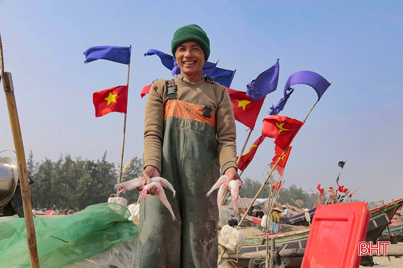 Ngư dân phấn khởi vì nguồn hải sản khai thác dồi dào hơn vụ trước. bqbht_br_ca-chao.jpg