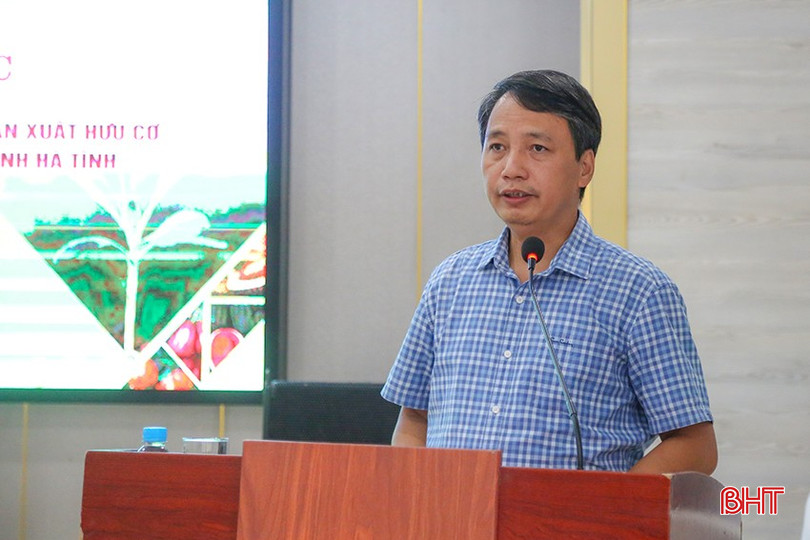 លោក Nguyen Xuan Dung នាយករងមជ្ឈមណ្ឌលផ្ទេរបច្ចេកវិទ្យា និងផ្សព្វផ្សាយកសិកម្មបានជូនដំណឹងអំពីខ្លឹមសារទាក់ទងនឹងកសិកម្មសរីរាង្គ។ bqbht_br_img-9993.jpg