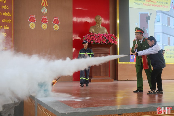 Trang bị kỹ năng chữa cháy và cứu nạn, cứu hộ cho Trường THPT Chuyên Hà Tĩnh