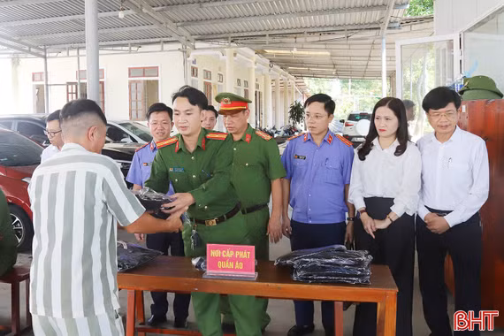97 phạm nhân tại Hà Tĩnh được trao quyết định đặc xá 