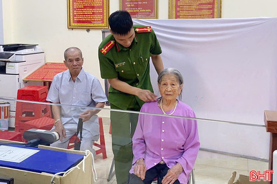 Phát huy tinh thần gương mẫu trong cấp đổi thẻ đảng viên
