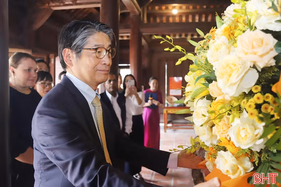 Đại sứ đặc mệnh toàn quyền Nhật Bản tại Việt Nam dâng hương tại Khu di tích Nguyễn Du