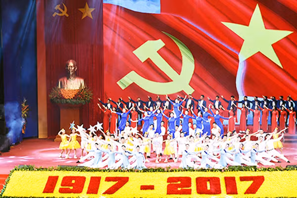 cach mang thang muoi nga voi cach mang viet nam