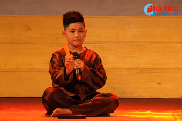 photo dac sac lien hoan tieng hat dan ca hoc duong nghi xuan