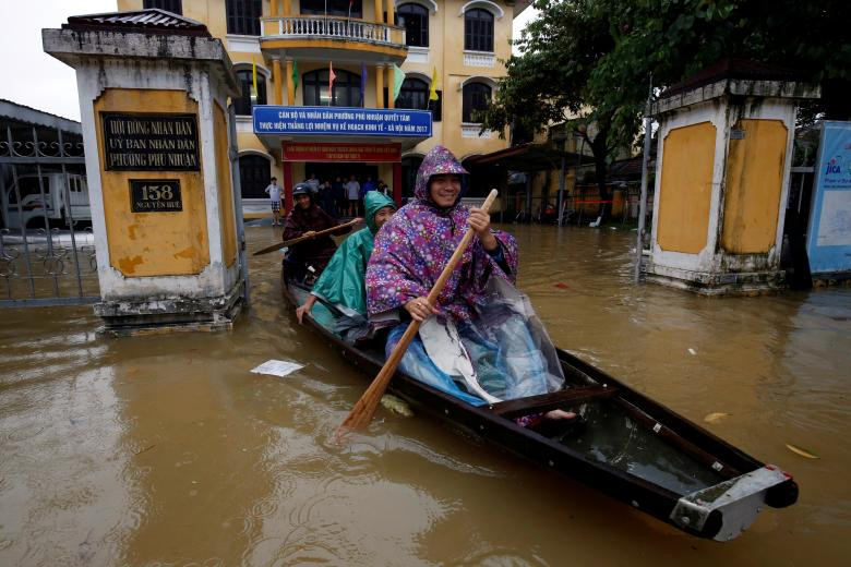 cuoc song vung lu o hue hoi an qua ong kinh phong vien nuoc ngoai