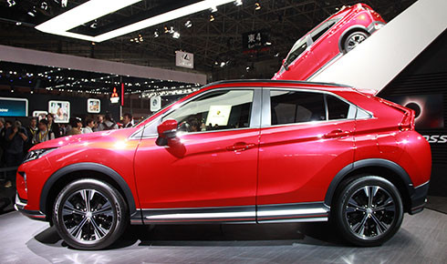 mitsubishi eclipse cross tan binh suv canh tranh toyota c hr