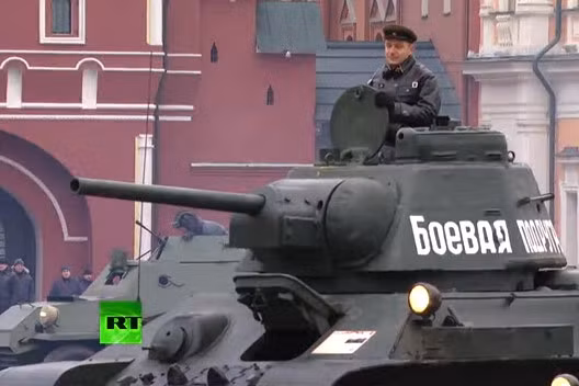 photo nga duyet binh hoanh trang dung dip 100 nam cach mang thang muoi