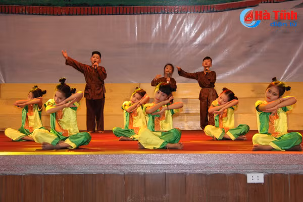 photo dac sac lien hoan tieng hat dan ca hoc duong nghi xuan