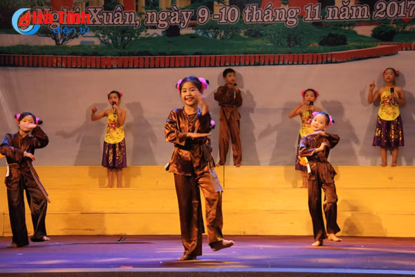 photo dac sac lien hoan tieng hat dan ca hoc duong nghi xuan