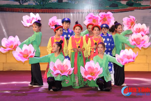 photo dac sac lien hoan tieng hat dan ca hoc duong nghi xuan