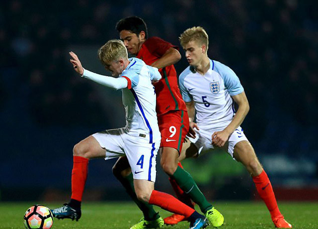 chau trai gerrard ghi ban giup u17 anh ha bo dao nha