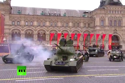 photo nga duyet binh hoanh trang dung dip 100 nam cach mang thang muoi