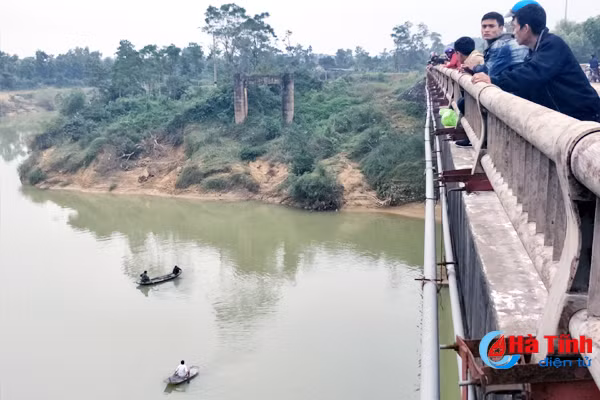 tim kiem nguoi dan ong de lai xe may va doi dep tren cau