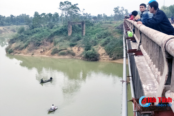 tim kiem nguoi dan ong de lai xe may va doi dep tren cau