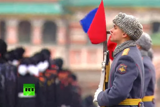 photo nga duyet binh hoanh trang dung dip 100 nam cach mang thang muoi
