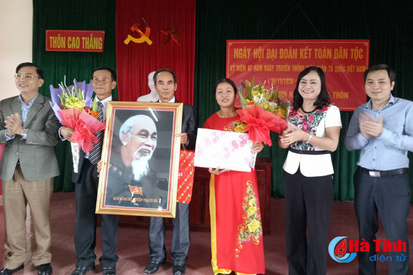lanh dao tinh vui ngay hoi dai doan ket o co so