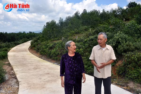 vo chong cuu giao chuc gia xin tien lam duong giup dan