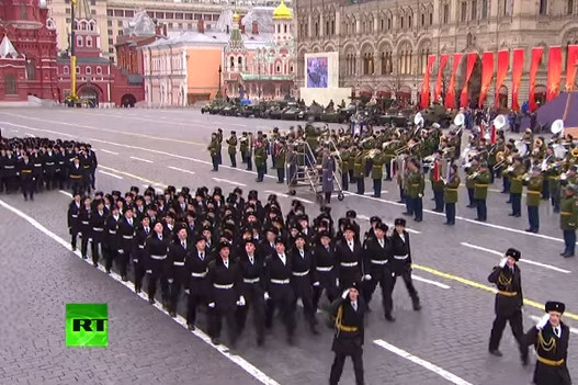 photo nga duyet binh hoanh trang dung dip 100 nam cach mang thang muoi