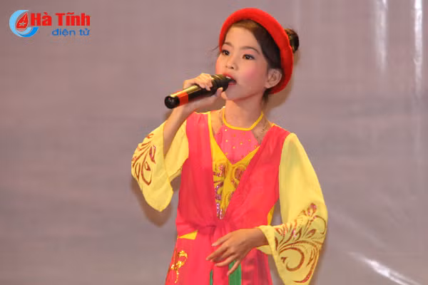 photo dac sac lien hoan tieng hat dan ca hoc duong nghi xuan