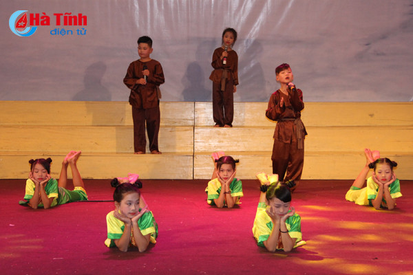 photo dac sac lien hoan tieng hat dan ca hoc duong nghi xuan