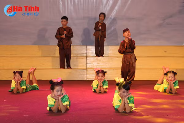 photo dac sac lien hoan tieng hat dan ca hoc duong nghi xuan