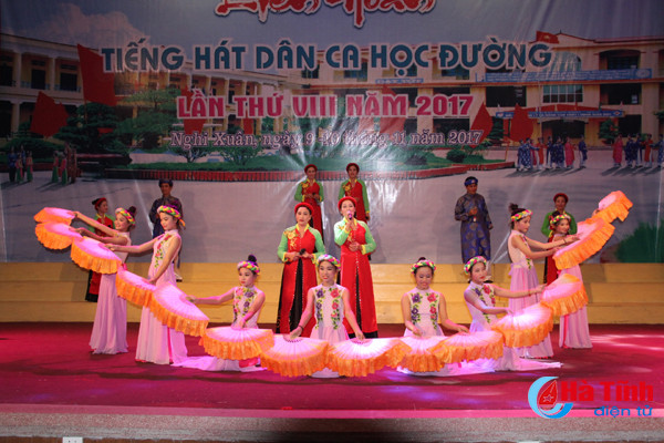 photo dac sac lien hoan tieng hat dan ca hoc duong nghi xuan