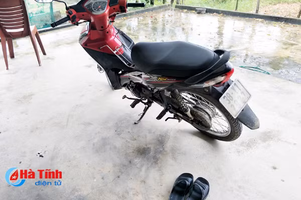 tim kiem nguoi dan ong de lai xe may va doi dep tren cau