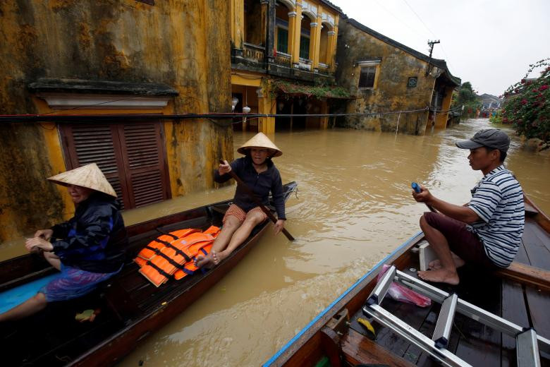 cuoc song vung lu o hue hoi an qua ong kinh phong vien nuoc ngoai