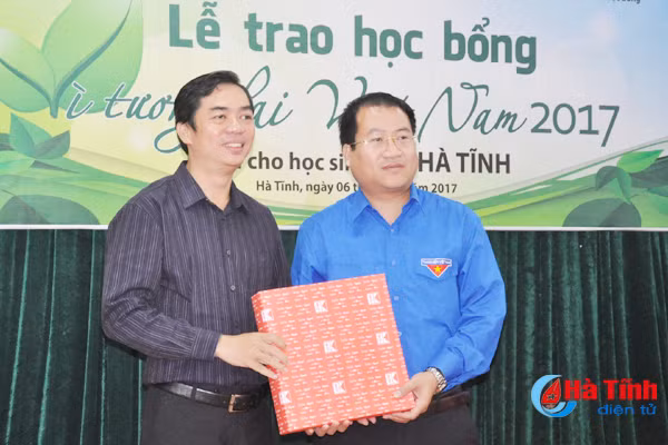 trao hoc bong cho 40 hoc sinh ngheo hoc gioi ha tinh