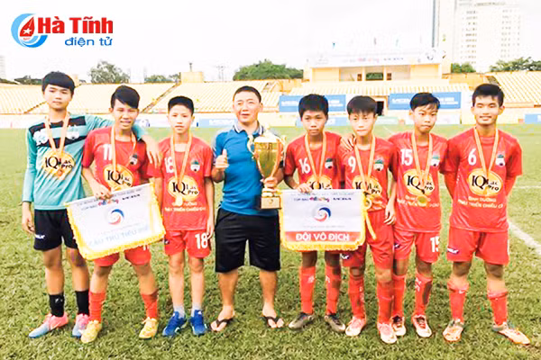 3 cau thu nhi ha tinh trung tuyen lo song lam nghe an