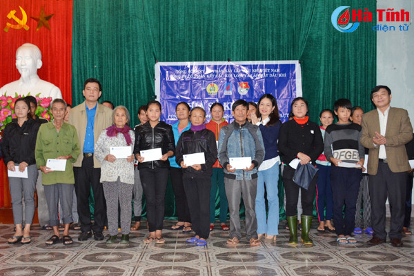 ban giao nha dai doan ket trao qua cho nguoi ngheo ky anh