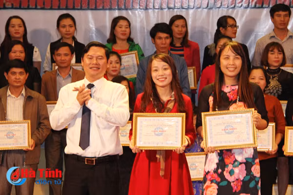 photo dac sac lien hoan tieng hat dan ca hoc duong nghi xuan