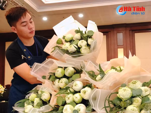 me dam khong gian ruc sac mau apec cua co chu nguoi ha tinh