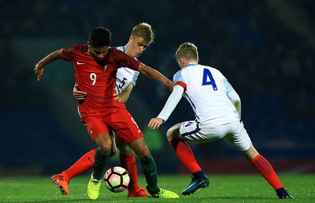 chau trai gerrard ghi ban giup u17 anh ha bo dao nha