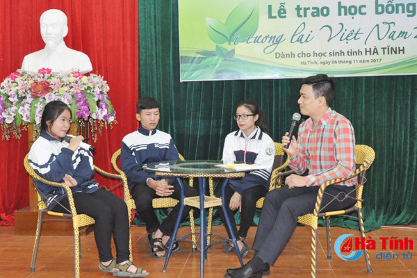 trao hoc bong cho 40 hoc sinh ngheo hoc gioi ha tinh